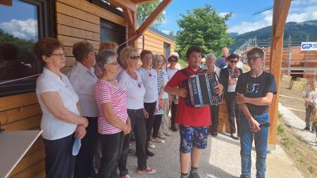 Pevke KMC Ravne in frajttonar iz OŠ Juričevega Drejčka